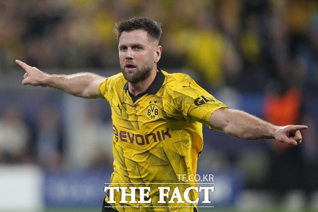 전반 36분 도르트문트 팬들을 열광시킨 퓔크루크의 선제골 세리머니./도르트문트=AP.뉴시스