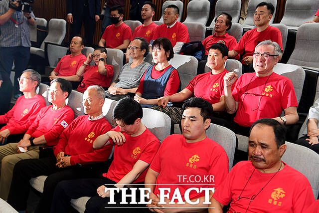 '채상병특검법'(순직 해병수사 방해 및 사건 은폐 등의 진상규명을 위한 특별검사의 임명 등에 관한 법률안)이 통과되자 해병대 예비역연대 회원들이 눈물을 흘리고 있다.