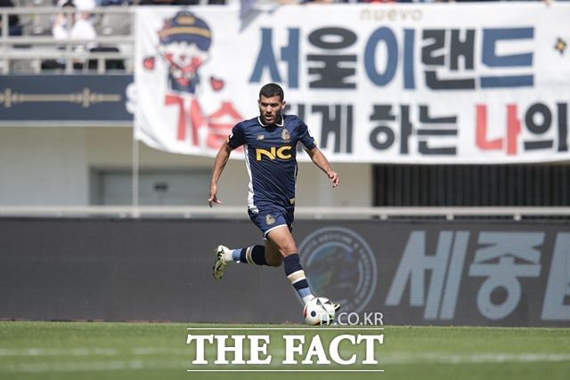 올 시즌 K리그에 데뷔한 서울 이랜드의 골잡이 브루노 실바./K리그