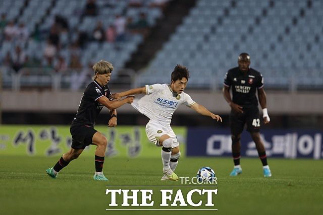 올 시즌 첫 홈경기를 펼치는 김포 FC와 부천 FC의 수도권 서부 라이벌전도 황금 연휴를 뜨겁게 달굴 것으로 전망된다./K리그