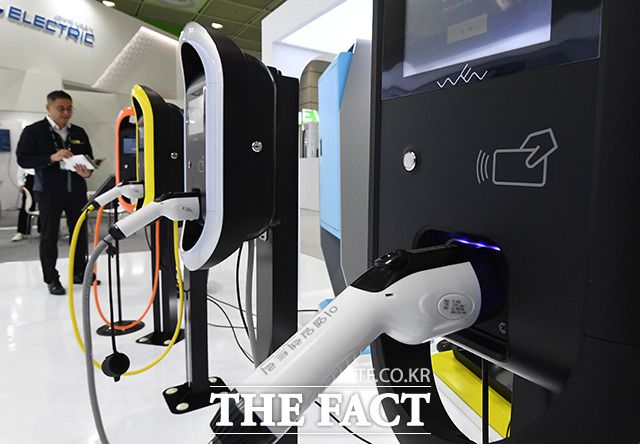 건설업계가 아파트 지하 주차장 전기차(EV) 충전 인프라 확충에 집중하고 있다. 지난해 3월 'EV 트렌드 코리아'에 전시된 다양한 규격의 전기차 충전 콘센트 모습. /이동률 기자