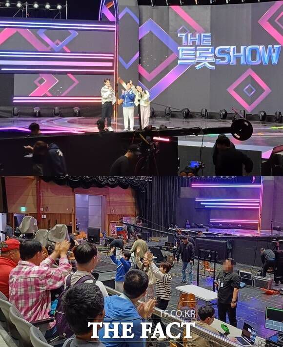 '더트롯쇼' MC인 김희재는 카메라에 잡히지 않는 순간에도 방청객들과 소통하며 분위기를 끌어올렸다. 생방송을 마친 뒤 김태연 박성온의 무대 인사를 함께 하는 모습(위)과 무대 아래로 내려와 방청객들에게 일일이 인사하는 모습. /정병근 기자