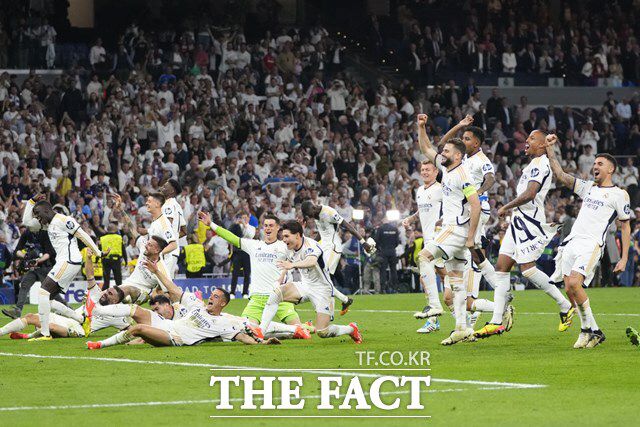 마법 같은 역전승을 거두고 결승에 진출한 레알 마드리드 선수들이 홈팬들과 함께 기뻐하고 있다./마드리드=AP.뉴시스