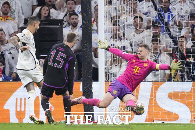 투헬 감독의 굳히기 전략에도 불구하고 호셀루의 2골을 막지 못한 바이에른 뮌헨의 골키퍼 노이어./마드리드=AP.뉴시스
