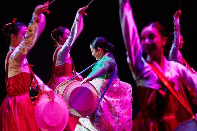 김영임의 공연은 강력한 티켓파워로도 정평이 나 있다. 한때 '1일 티켓랭킹 순위'에서 가왕 조용필을 따돌려 화제가 됐을만큼 관객 충성도가 높은 아티스트 중 한명이기도 하다. /아리랑보존회, 고하엔터테인먼트