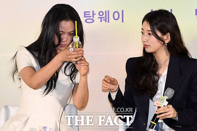 마신 물도 꼼꼼히 살피는 탕웨이.