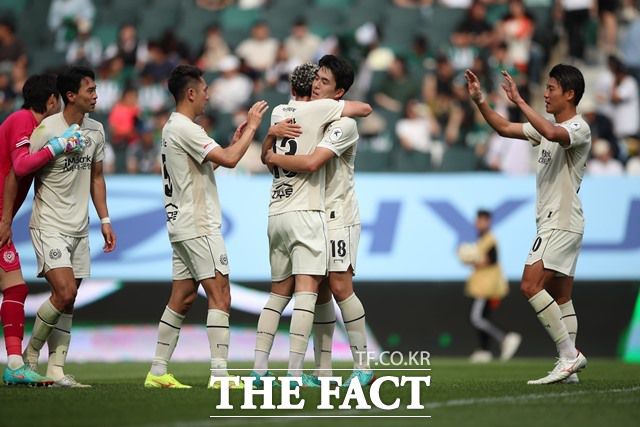 젊은 패기의 공격 축구로 반등을 노리는 대구 FC 선수들./K리그