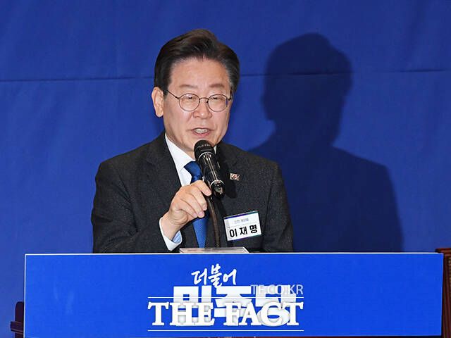 이재명 민주당 대표는 최근 최서원(개명 전 최순실) 씨의 조카 장시호 씨와 수사 검사 간 의혹에 대해 "검사인지 깡패인지 알 수가 없다"라며 "이건 감찰할 일이 아니라 당연히 탄핵해야 하고 형사 처벌해야 할 중범죄"라고 강도 높게 비판하며 검찰의 문제를 다시 한번 부각했다. /배정한 기자