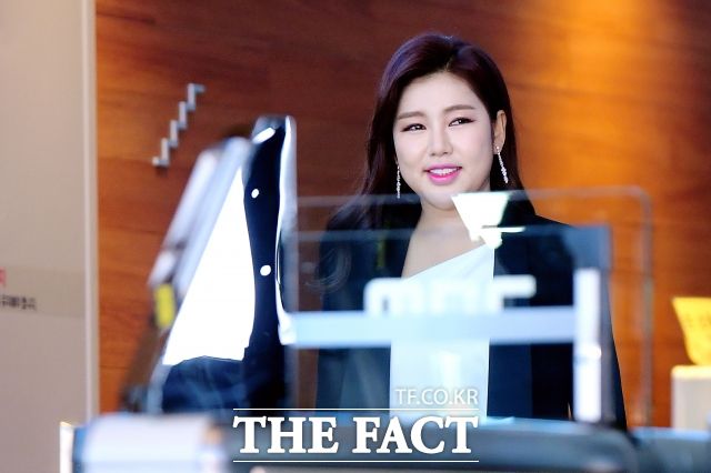 송가인의 위상은 2020년 TV조선 첫 트로트 오디션 '미스트롯' 진으로 퀸의 왕관을 쓴 직후 크게 달라졌다. 사진은 2020년 가진 콘서트 '고맙습니다'에 앞서 포토행사 당시. /더팩트 DB