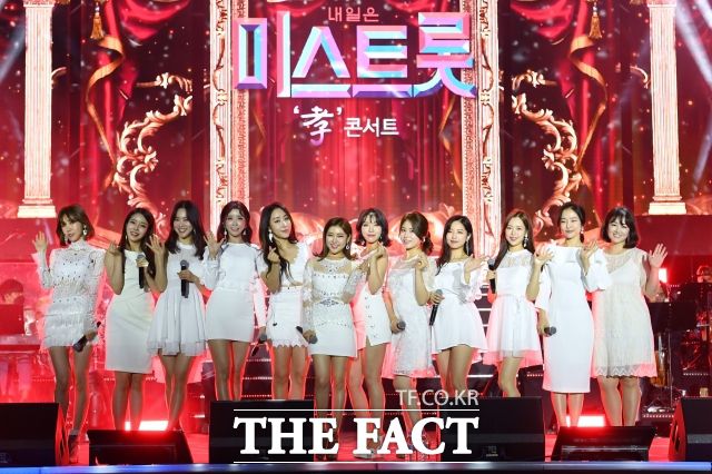 빠르게 명멸하고 부침이 심한 연예계 환경에서 인기란 얻기도 힘들지만 이를 유지하고 지키는건 더 어렵다. 사진은 송가인(가운데)이 '미스트롯' 전국투어 콘서트 당시 멤버들과 리허설에서 무대를 펼치고 있다. /더팩트 DB