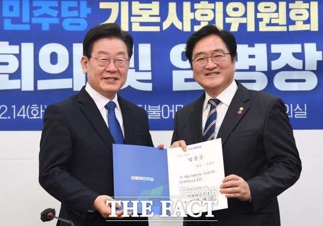 다만 당 일각에선 우원식 의원의 저력도 상당해 쉽게 결과를 낙관하기 어렵다는 분석도 있다. 이재명 대표와 우 의원. /이새롬 기자