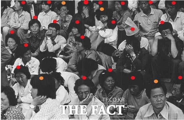 경창수 씨는 지만원이 '광수 93번'이라고 지목하고 최태복 북한 최고 인민회의 의장이라고 소개한 사람은 아들을 찾다가 우연히 사진에 찍힌 본인의 아버지라고 밝혔다. 사진 제일 오른쪽 아래 빨간색이 경창수 부친. / SNS