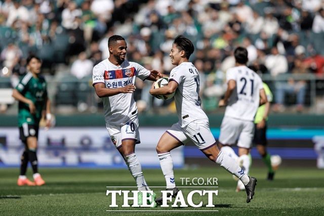 이승우의 '멀티골'로 전북 현대에 역전승을 거둔 수원 FC는 선두 포항과 주말 홈경기에서 선두권 진입 가능성을 테스트받게 된다./K리그