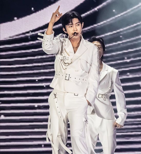 임영웅은 자신의 더블 싱글 타이틀곡 '온기'로 MBC '쇼! 음악중심' 5월 셋째주 1위에 올랐다. 아이브, 지코를 제치고 출연 없이도 1위 트로피를 품에 안았다. /영웅시대