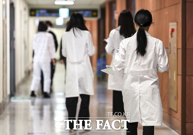 대한의과대학·의학전문대학원학생협회(의대협)가 19일 "서울고법의 집행정지 기각은 대한민국의 법리가 검찰 독재 정부에 의해 무너져 내린 것을 여실히 보여준 역사로 기록될 것"이라며 법원의 의대정원 증원 집행정지 가처분 신청 기각을 비판했다. 본 사진은 기사와는 무관함. /뉴시스