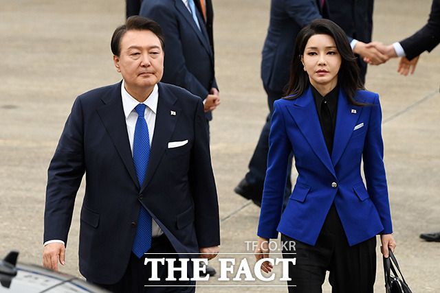 윤석열 대통령(왼쪽)과 부인 김건희 여사가 주요 7개국(G7) 정상회의 일정을 마치고 지난 2월 21일 오후 경기도 성남시 서울공항을 통해 귀국하고 있다. /남용희 기자