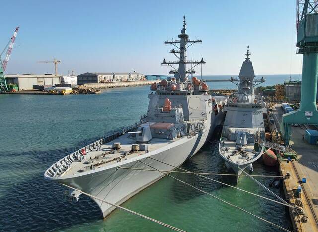 HD현대중공업이 건조한 최신예 이지스함 '정조대왕함'(왼쪽)과 호위함 '충남함'. 미국 조선업의 쇠퇴에 따라 함정 건조와 MRO 분야의 국내 조선업체 수주가 기대되고 있다. /HD현대중공업