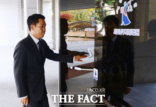 8년전 음주운전 혐의로 기소됐던 방송인 이창명이 두 번째 공판 참석을 위해 서울 양천구 신월로 서울남부지방법원으로 들어서고 있다. 그는 대법원 판결까지 모두 무죄를 받았다. /더팩트 DB