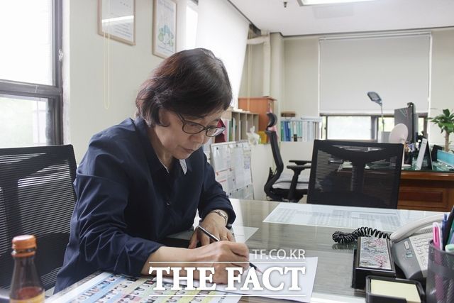 당시 도청 상황과 27일 새벽 도청에서 동명교회까지 어떻게 이동했는지에 대해 그림으로 설명하고 있는 주소연 씨 / 광주 = 나윤상 기자