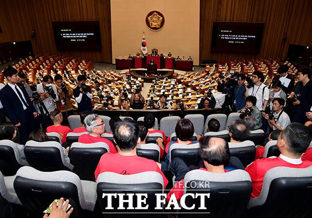 오는 28일 '채상병 특검법'이 재표결될 전망이다. 사진은 지난 2일 국회 본회의장에서 해병대 예비역연대 회원들이 '채상병 특검법' 교결을 지켜보는 모습. 당시 특검법은 야당 주도로 통과됐다. /배정한 기자