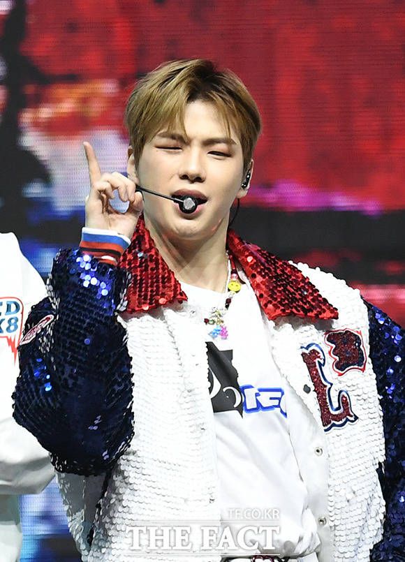 강다니엘이 5년여 전 자신이 설립한 기획사 커넥트엔터테인먼트의 대주주를 형사고소했다. 회사는 사실상 폐업 상태다. 사진은 '2022 더팩트 뮤직 어워즈'에서 퍼포먼스를 하는 모습. /더팩트 DB