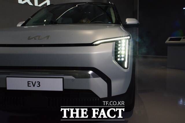 EV3의 전조등 모습. 별자리를 형상화한 '스타맵 시그니처 라이팅' 주간주행등(DRL)이 미래지향적인 느낌을 준다. /김태환 기자