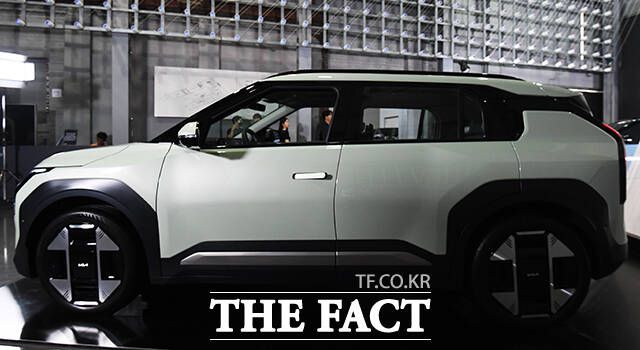 '기아 EV3 포토 미디어데이'가 22일 오후 서울 성동구 성수 기아 EV 언플러그드그라운드에서 열린 가운데 '더 기아 EV3' 차량이 전시되어 있다. /서예원 기자