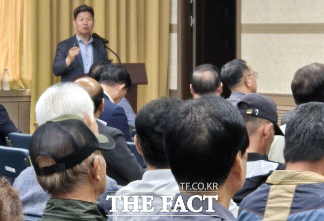 오우섭 국방과학연구소 항공기술원장이 주민들의 질의에 답변을 하고 있다. / 이수홍 기자