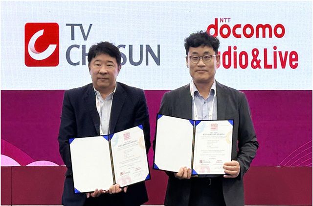 야마지 카츠야키(왼쪽) NTT도코모스튜디오&라이브 부사장과 김상배 TV조선 제작본부 본부장이 '미스터트롯' 재팬 제작을 위한 계약체결식을 진행했다. /TV조선