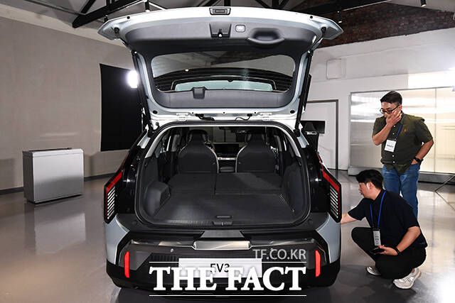 '기아 EV3 포토 미디어데이'가 22일 오후 서울 성동구 성수 기아 EV 언플러그드그라운드에서 열린 가운데 '더 기아 EV3' 차량이 전시되어 있다. /서예원 기자