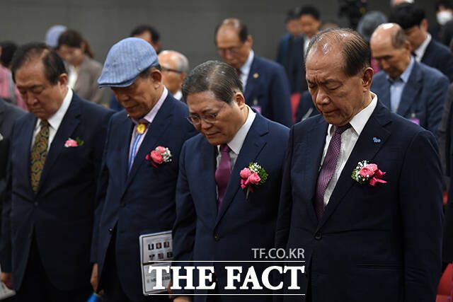 정대철 헌정회장과 김영진 4.19혁명, 3.1운동UN유네스코등재위 이사장, 소강석 4.19혁명, 3.1운동UN유네스코등재위 공동회장, 황우여 국민의힘 비상대책위원장(왼쪽부터)이 묵념하고 있다.