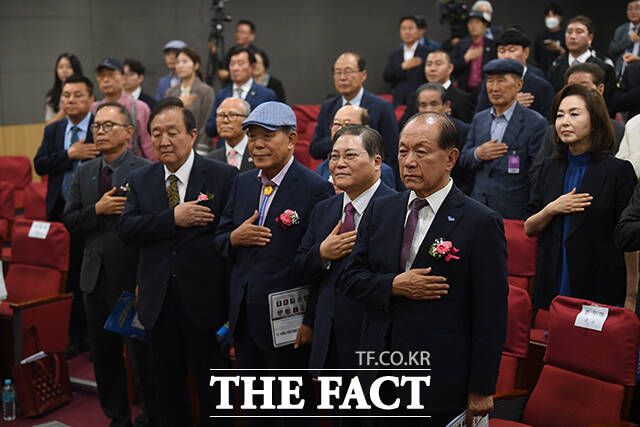 국민의례하는 내빈들.