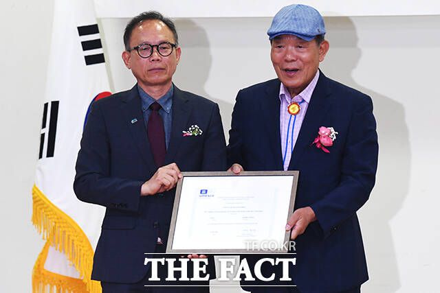 이경훈 국가유산청 차장(왼쪽)이 김영진 4.19혁명, 3.1운동UN유네스코등재위 이사장에게 인증서를 전달한 후 기념사진을 남기고 있다.