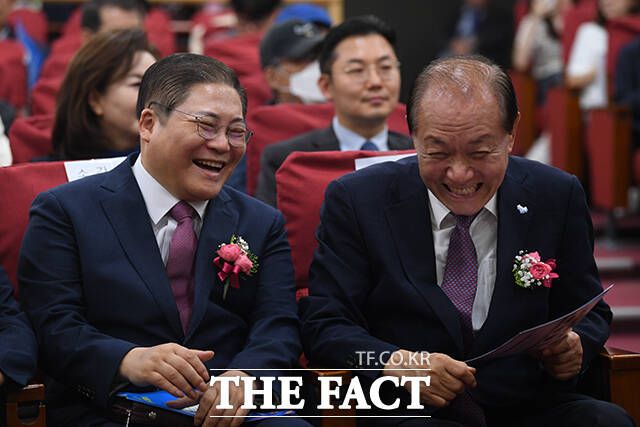 함박웃음 짓는 소강석 4.19혁명, 3.1운동UN유네스코등재위 공동회장(왼쪽), 황우여 국민의힘 비상대책위원장. '이렇게 좋을 수가!'