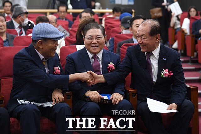 김영진 4.19혁명, 3.1운동UN유네스코등재위 이사장(왼쪽)과 황우여 국민의힘 비상대책위원장이 악수를 하고 있다. 가운데는 소강석 4.19혁명, 3.1운동UN유네스코등재위 공동회장.