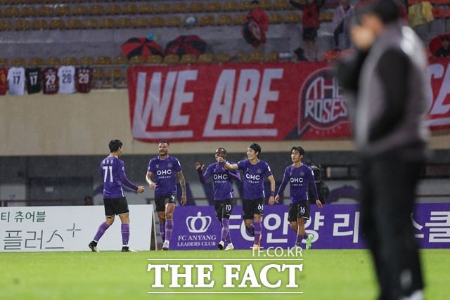 한 경기를 덜 치른 상태에서 승점 6점 차 단독 선두를 질주하고 있는 안양FC 선수들./K리그