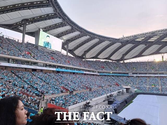 약 5만 명의 관객이 가득 메운 가운데 임영웅은 '무지개'로 포문을 열었다. 수많은 별들이 쏟아지는 영상과 함께 30여명의 깃발부대가 등장하고, 임영웅이 무대에 나타나자 일제히 함성이 터졌다. /강일홍 기자