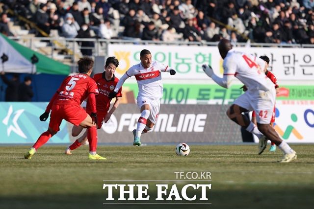 올 시즌 나란히 4승 5무 4패를 기록 중인 부천FC와 충남 아산이 주말 맞대결을 펼쳐 상위권 진입을 노린다./K리그