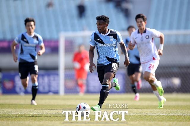 성남FC전에서 특히 강한 모습을 보이고 있는 천안시티FC의 파울리뇨./K리그