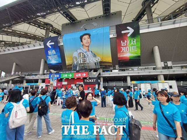 공연에 앞서 서울월드컵경기장 주변은 말그대로 거대한 축제 퍼레이드가 펼쳐져 눈길을 끌었다. 오전 10시부터 삼삼오오 모여들기 시작해 정오 시간엔 경기장 주변 일대가 온통 하늘색으로 가득 메워졌다. /강일홍 기자