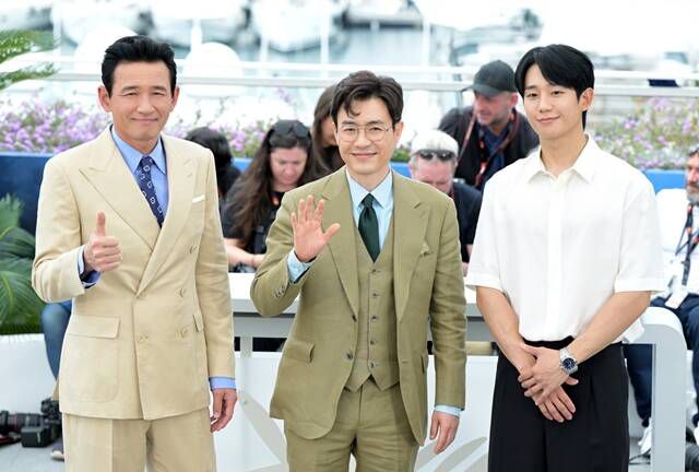 '베테랑2'의 황정민 류승완 감독 정해인(왼쪽부터)가 제77회 칸 국제영화제 공식 포토콜에 참석했다. /CJ ENM