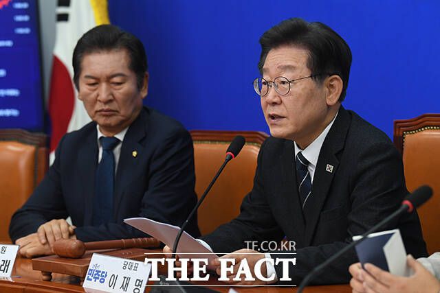 예상 밖의 국회의장 후보 경선 결과로 대규모 탈당 사태를 마주한 더불어민주당이 당원 권한을 강화하기로 뜻을 모았다. 24일 열린 최고위원회의에서 발언하는 이재명 대표의 모습. /남윤호 기자