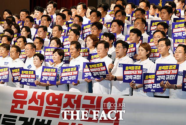친명계 다수가 원내에 진입해 이재명 체제가 공고화된 현재 상황에서 당원권 강화에 큰 반발은 없는 모양새다. 22일 열린 당선인 워크숍에서 구호를 외치는 당선인들. /배정한 기자