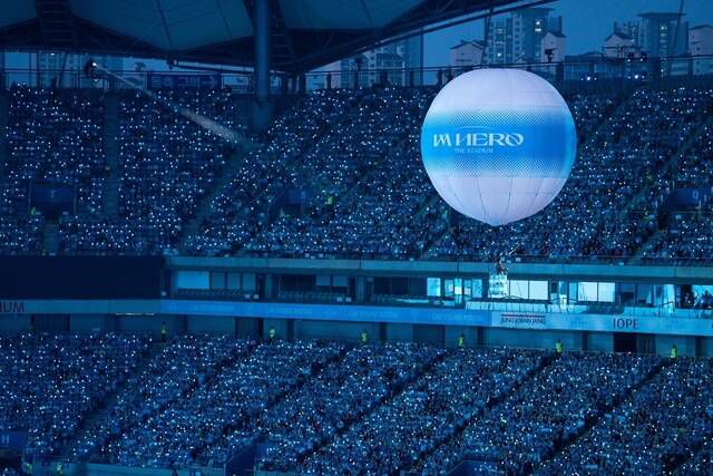 임영웅은 다채로운 30여곡, 진심 가득하면서도 재치 있는 입담, 한층 더 짜임새 있는 구성 그리고 특유의 관객 배려로 하루 5만여 명이 들어찬 대형 공연장을 풍성하게 채웠다. /물고기뮤직