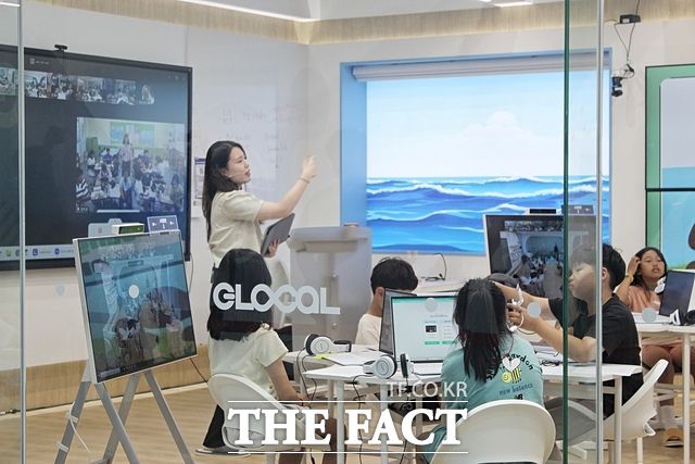 '2024 대한민국 글로컬 미래교육박람회' 개막을 이틀 앞둔 27일 전남 여수세계박람회장 미래수업 초등교실에서 한 교사가 초등학생을 상대로 AI 기반 교육을 하고 있다./여수=나윤상