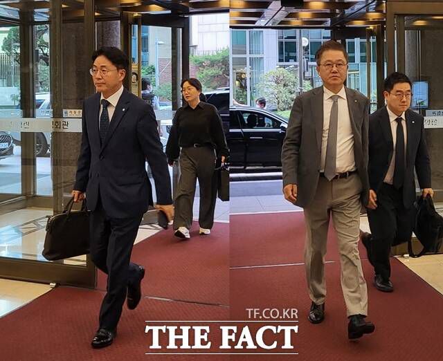 이석용 NH농협은행장과 강석훈 산업은행 회장(왼쪽부터)이 간담회에 참석하기 위해 서울 중구 은행회관에 들어서고 있다. /정소양 기자