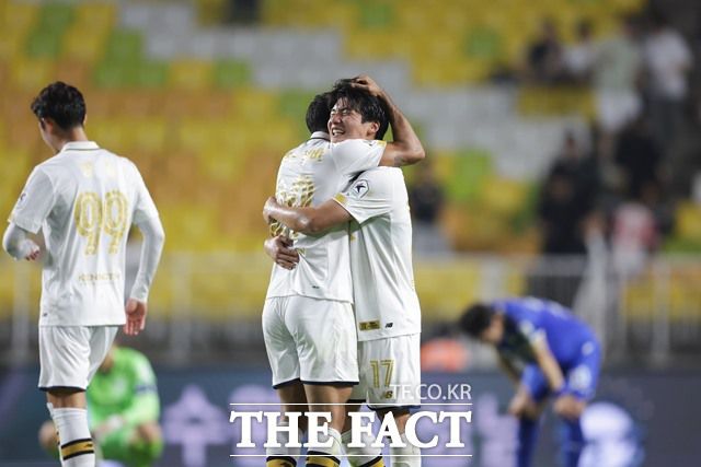 폭발적 공격력을 보이고 있는 서울 이랜드의 골 세리머니./K리그