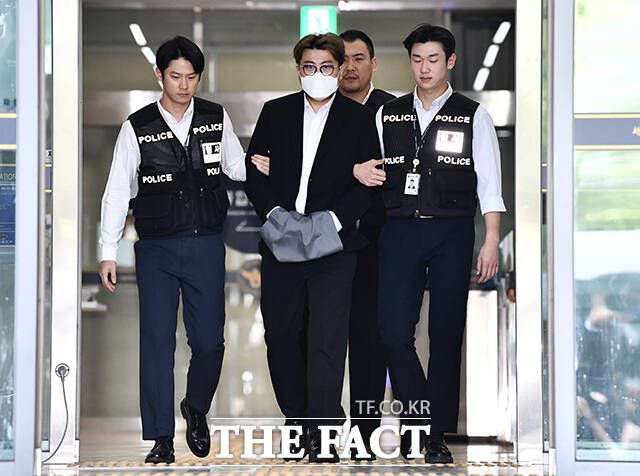음주 뺑소니와 운전자 바꿔치기 등 혐의를 받는 가수 김호중이 31일 오전 서울 강남경찰서에서 서울중앙지검으로 송치되고 있다. /박헌우 기자