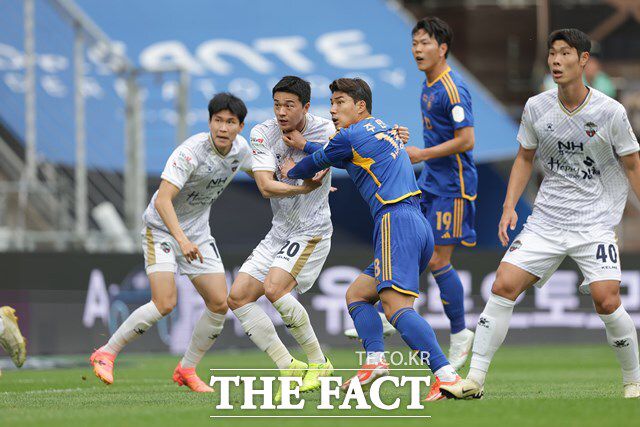 올 시즌 치열한 선두 다툼을 벌이고 있는 울산HD와 김천 상무의 경기 장면./K리그