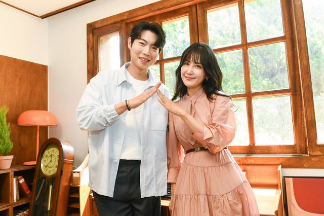 가수 손태진(왼쪽)과 배우 신동미가 최근 경기도 고양시에 위치한 한 스튜디오에서 '정상인들' 관련 인터뷰를 진행했다. /SBS